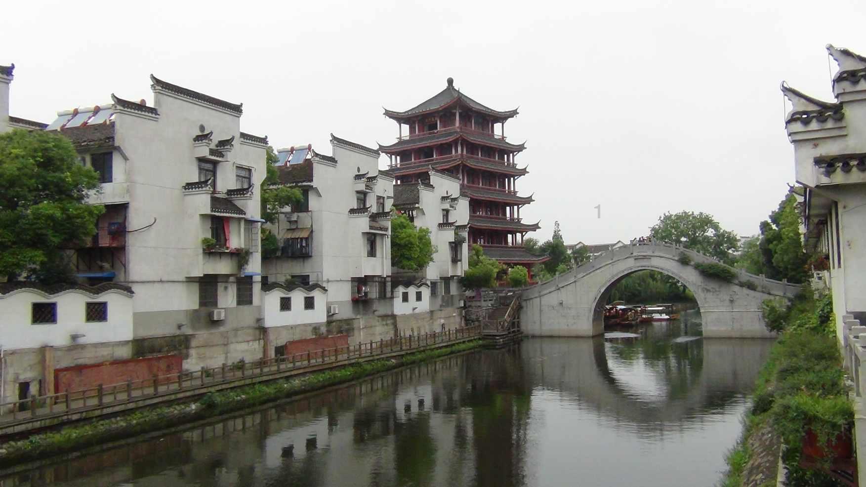旋转螺旋塔